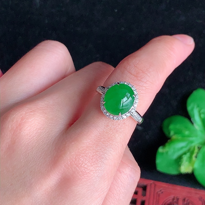 天然A货翡翠18K金伴钻镶嵌阳绿蛋面戒指 圈口17.5裸石
尺寸10.8-9.2mm 重量4.38g 0324