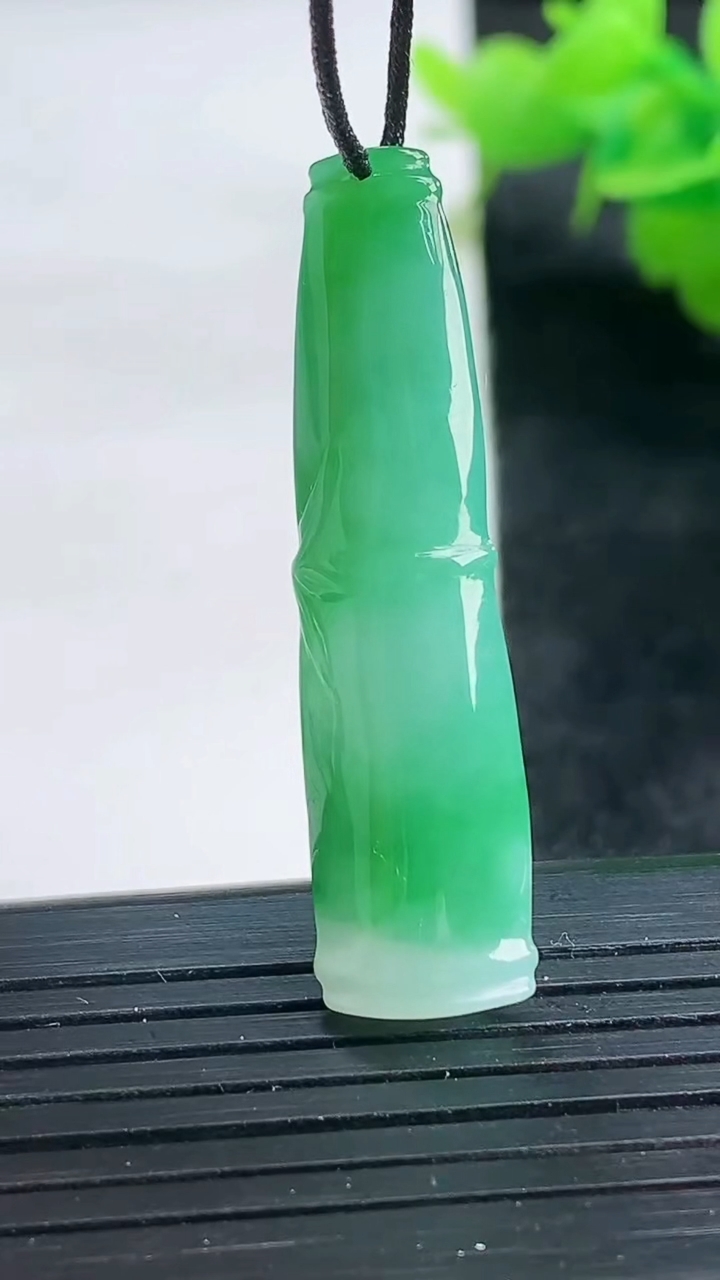 天然A货翡翠节节高升 竹节吊坠尺寸39.5-10.1-5.8重量:4.91g
3月26日