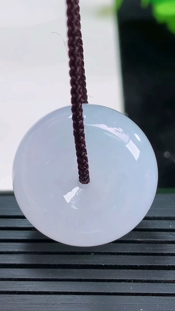 天然A货翡翠紫罗兰路路通吊坠尺寸23.2-11.4重量:13.29g
3月26日