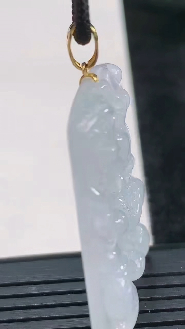 天然A货翡翠种紫罗兰龙牌吊坠尺寸40.4-29.8-5.6重量:12.72g
3月26日