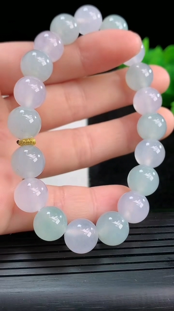 天然A货翡翠圆珠手串尺寸10-19颗重量:32.98g3月26日
工厂直销收藏佳品,种好水足，色泽均匀，有种有色，上手高大气！