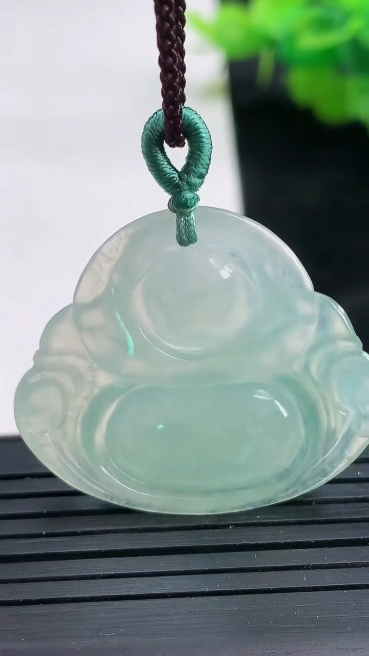 天然A货翡翠佛公吊坠尺寸29.7-35.4-5.3重量:8.40g
3月26日