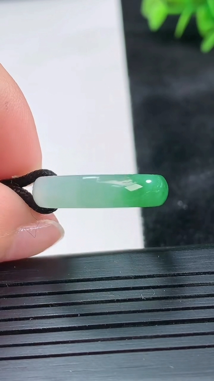 天然A货翡翠指环戒指尺寸17.4-5.3-3.2重量:3.25g2026年3月26日
工厂直销收藏佳品,种好水足，色泽均匀，有种有色，上手高大气！