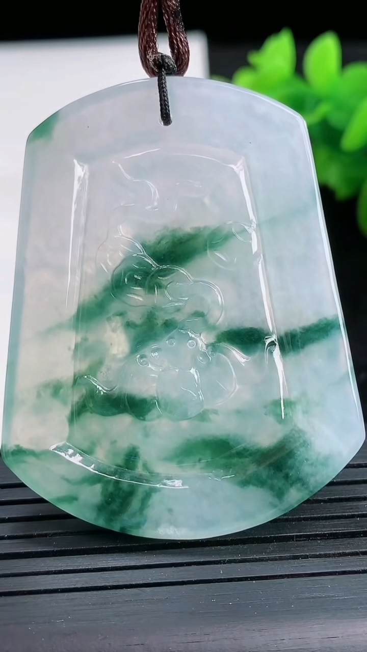 天然A货翡翠种飘花生肖猴吊坠尺寸52.2-40.9-5.2重量:26.63g
3月26日