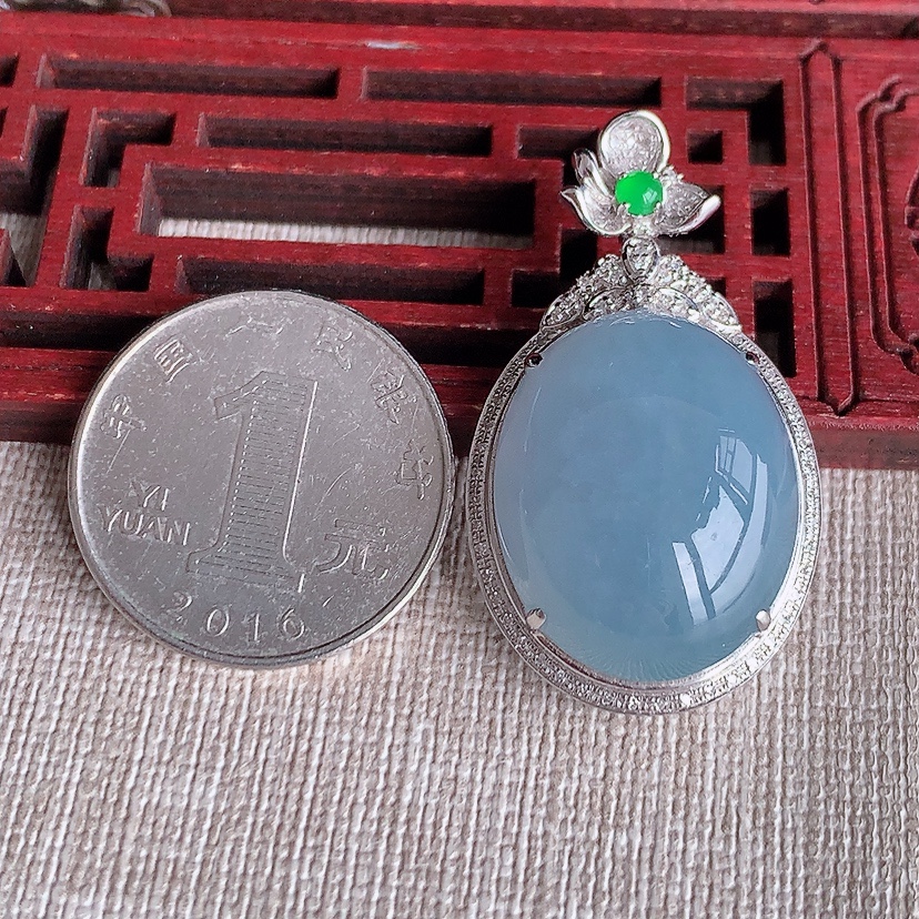 天然A货翡翠18K金伴钻镶嵌紫罗兰蛋面吊坠 
尺寸38.8-22.3-12.5裸石23-18.6mm 重量9.36g 0324