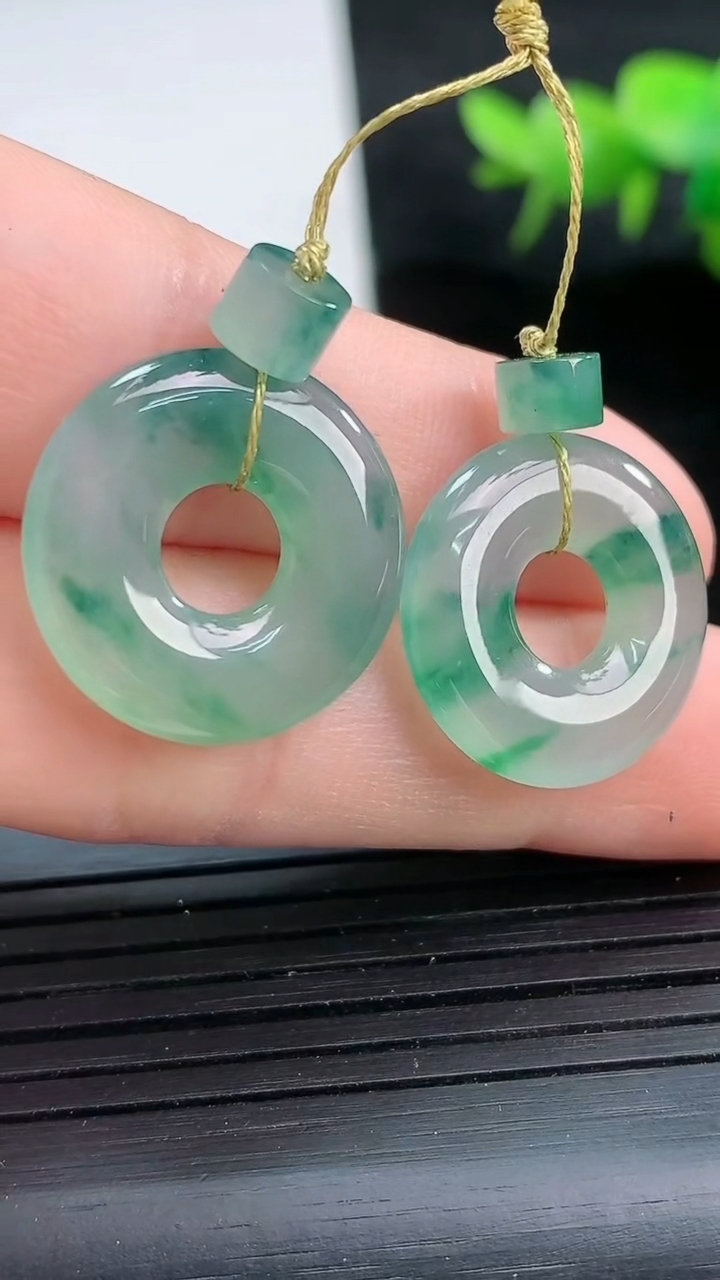 天然A货翡翠冰种飘花平安扣吊坠一对尺寸18.4-3.1重量:4.49g
3月26日