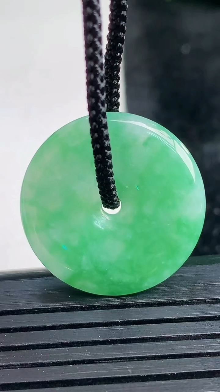 天然A货翡翠平安扣吊坠尺寸23.4-3.2重量:4.05g
3月26日