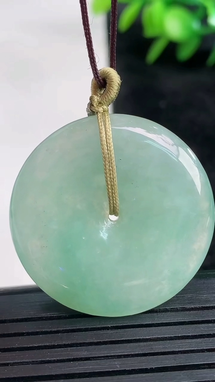 天然A货翡翠平安扣吊坠尺寸32.5-5.5重量:12.49g
3月26日