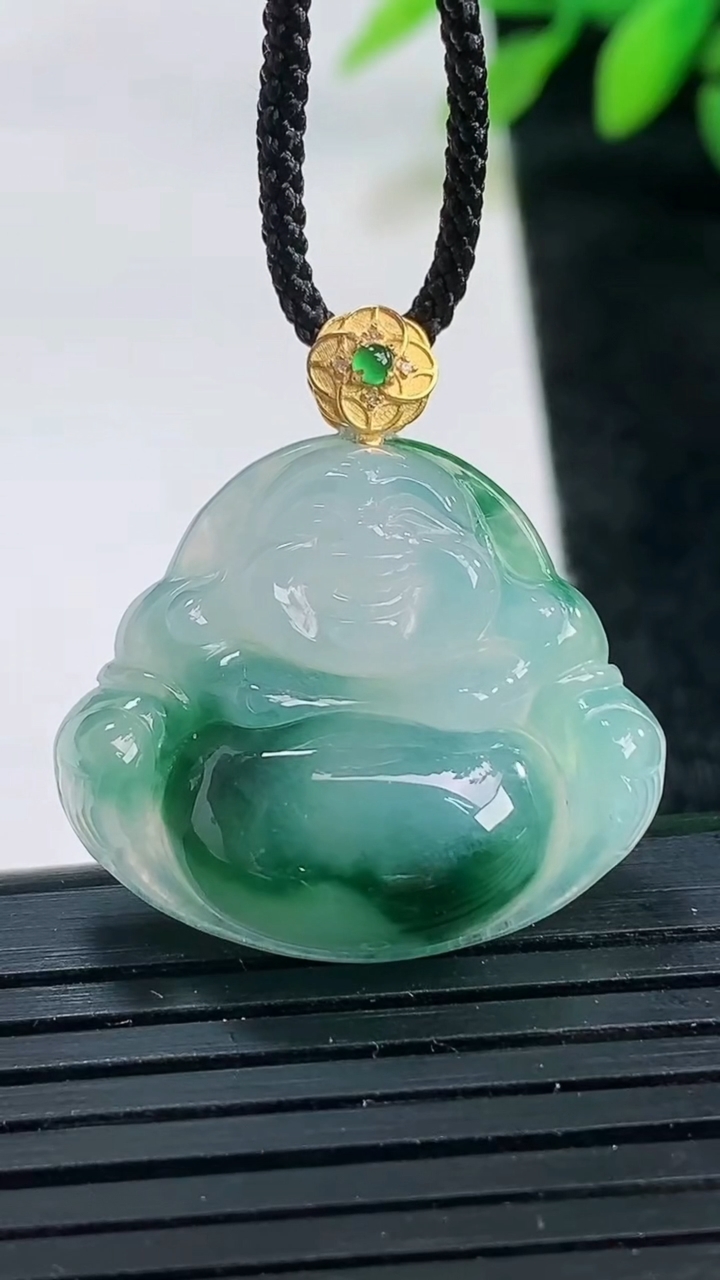 天然A货翡翠种飘花佛公吊坠尺寸23.4-26.5-6.3重量:5.76g
3月26日