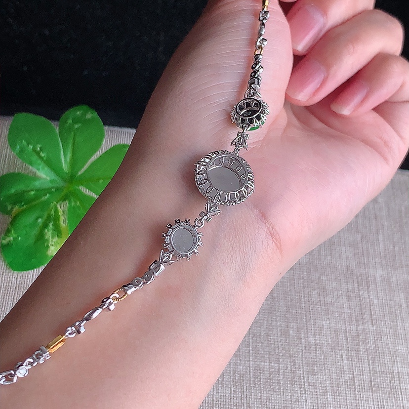 天然A货翡翠18K金伴钻镶嵌阳绿平安扣手链 
尺寸11.6-7.3mm 重量8.46g 0324