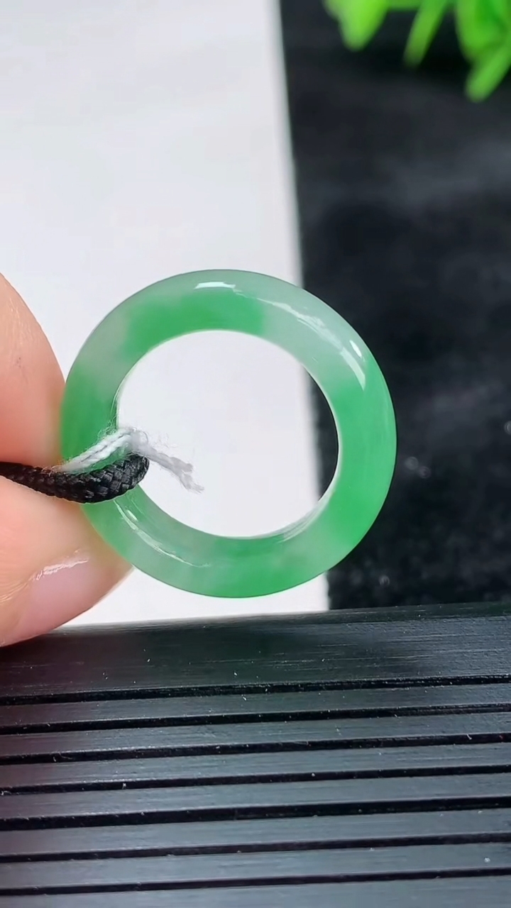 天然A货翡翠指环戒指尺寸16.3-5.5-3.5重量:3.99g2026年3月26日
工厂直销收藏佳品,种好水足，色泽均匀，有种有色，上手高大气！