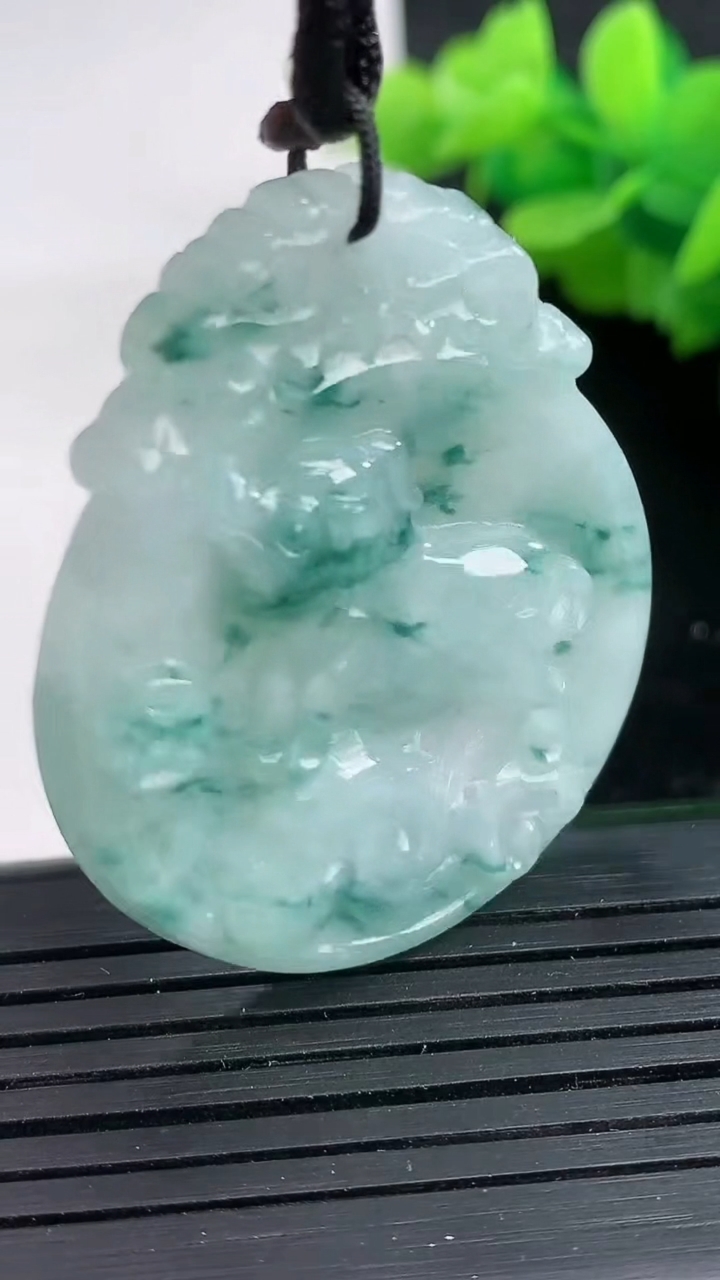 天然A货翡翠飘花生肖猪吊坠尺寸40.6-34.3-5.3重量:15.50g
3月26日