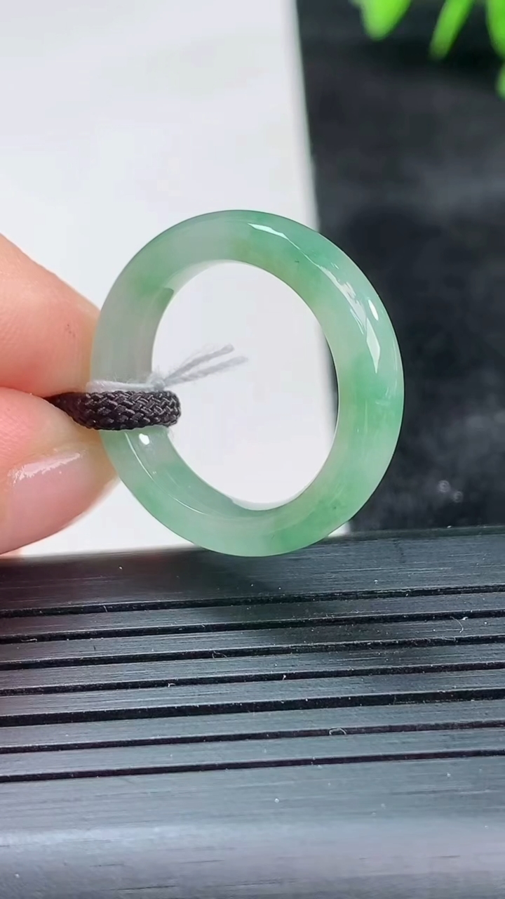 天然A货翡翠指环戒指尺寸17.7-5.3-3.5重量:3.91g2026年3月26日
工厂直销收藏佳