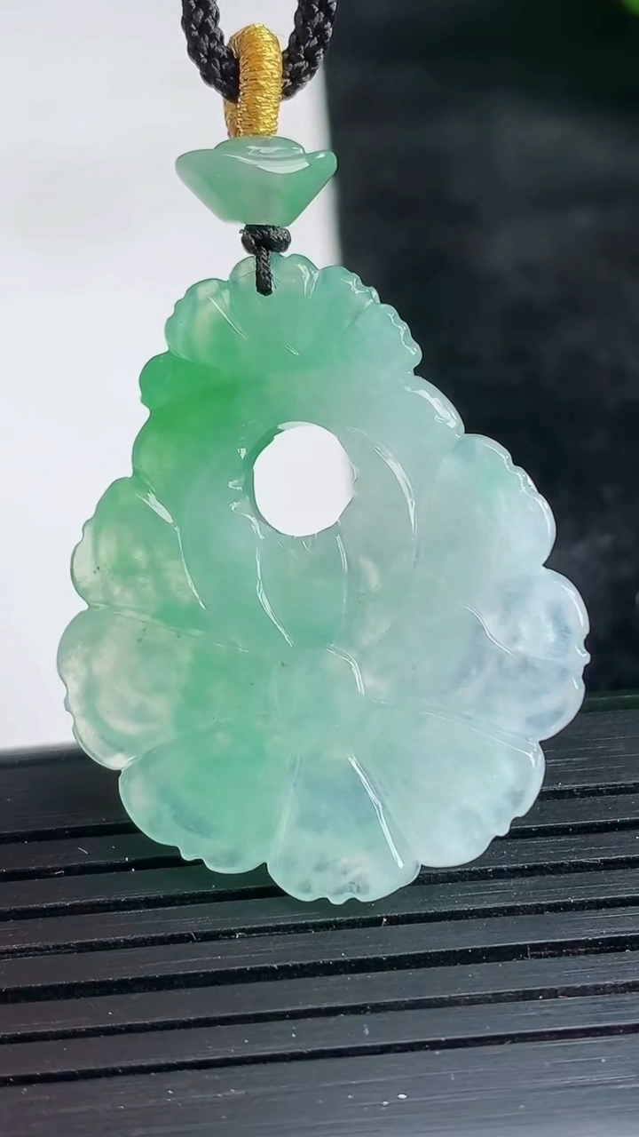 天然A货翡翠和和美美 荷花吊坠尺寸34.8-29-4.8重量:8.17g
3月26日