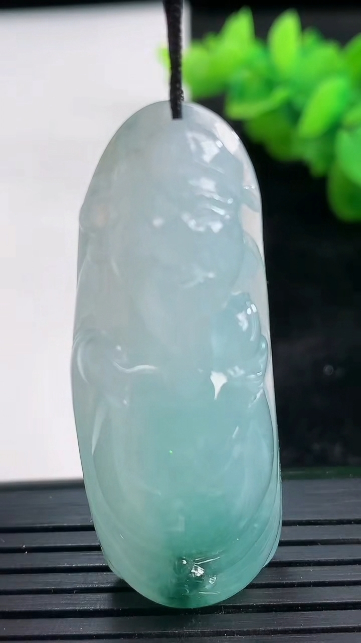 天然A货翡翠飘花财神爷吊坠尺寸49-19.4-12.8重量:22.18g
3月26日