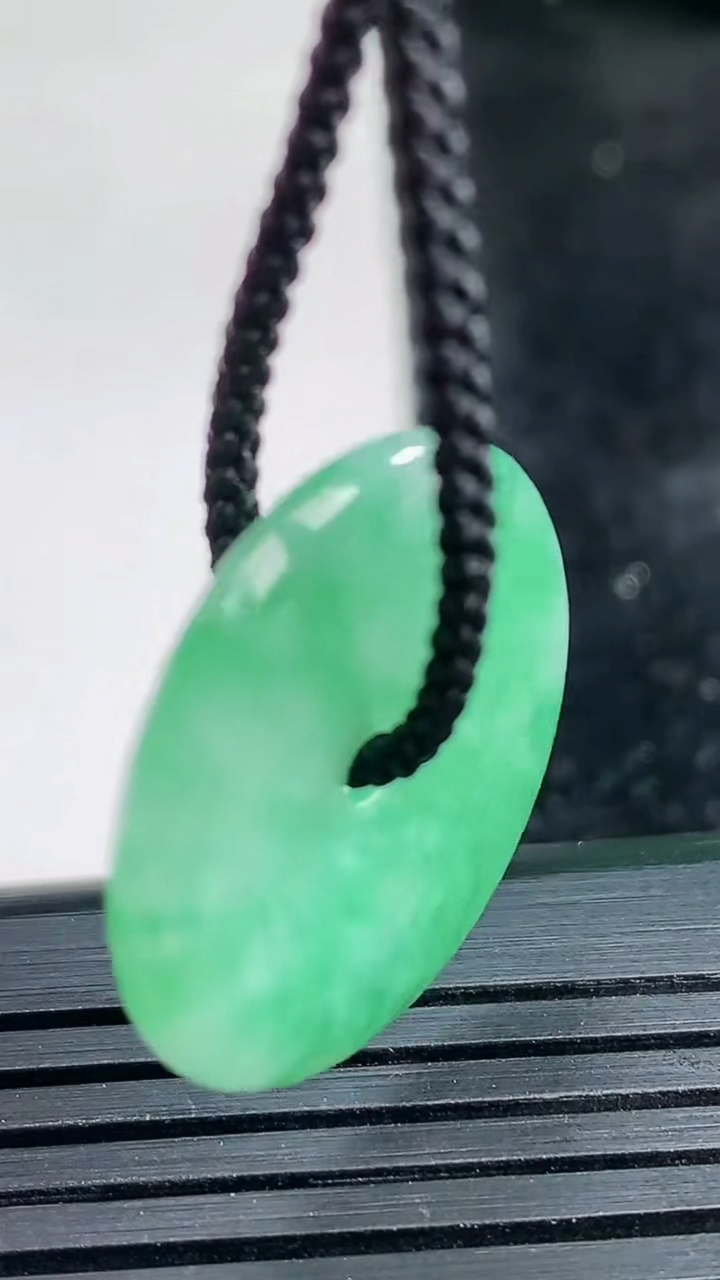 天然A货翡翠平安扣吊坠尺寸23.4-3.2重量:4.05g
3月26日