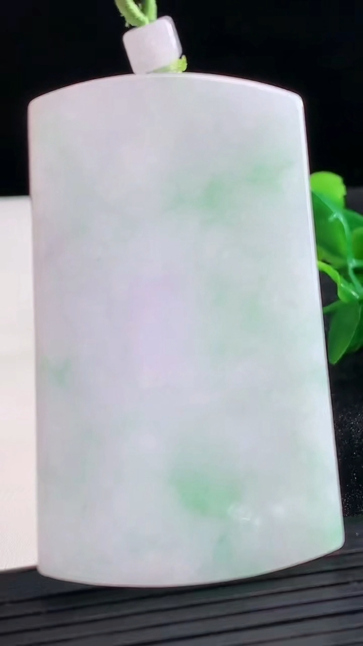 天然A货翡翠无事牌吊坠尺寸65.2-39.2-5.7重量:48.13g
3月26日