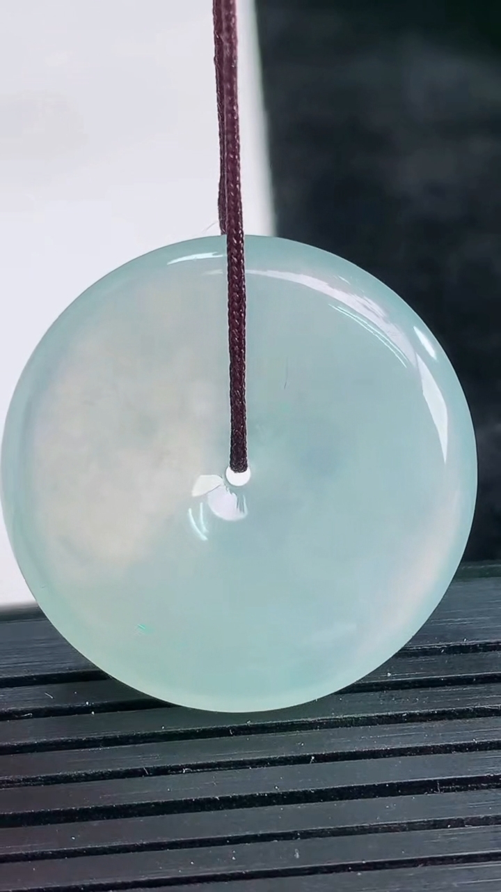 天然A货翡翠平安扣吊坠尺寸29.6-5.7重量:10.95g
3月26日