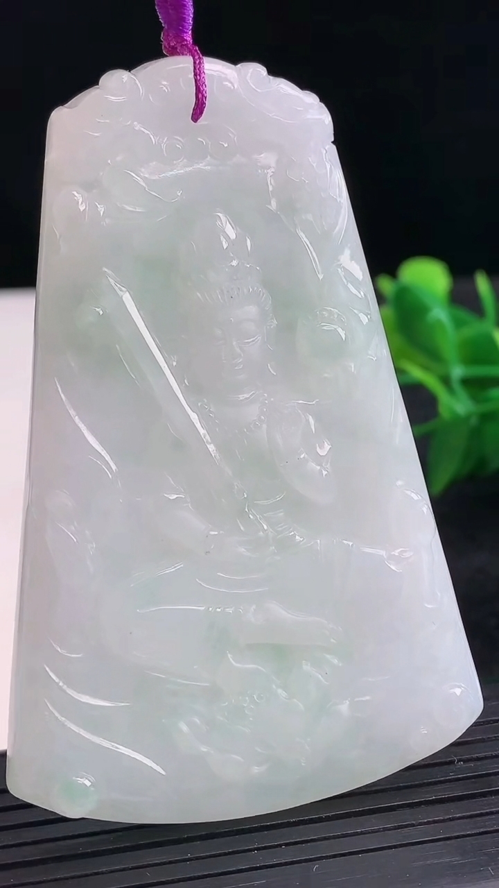 天然A货翡翠虚空藏菩萨吊坠尺寸74.3-48.3-6.5重量:44.09g
3月26日