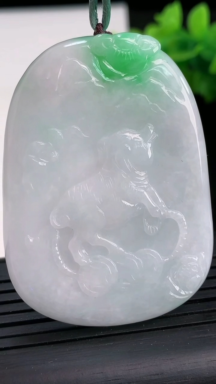 天然A货翡翠生肖猪吊坠尺寸52.2-38-4.9重量:22.03g
3月26日