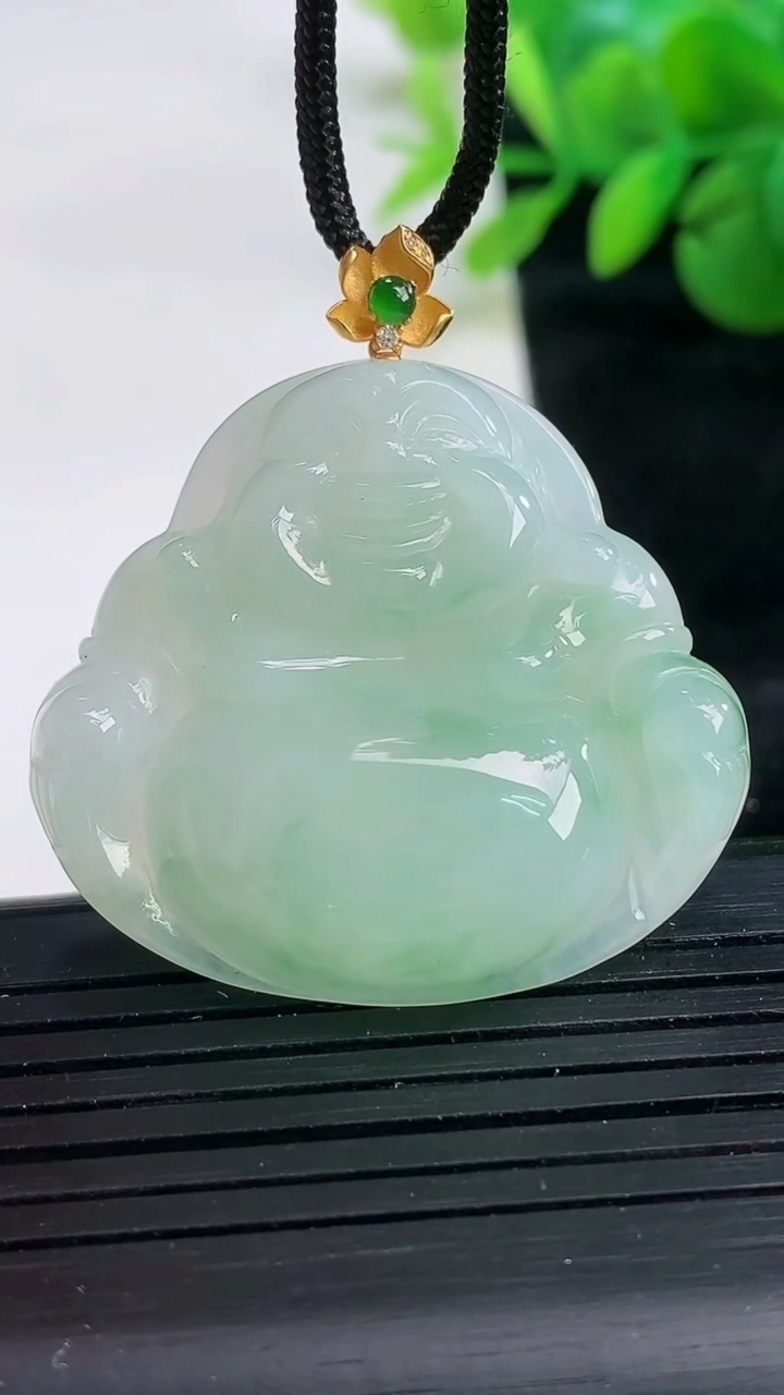 天然A货翡翠佛公吊坠尺寸33.5-36.7-7.3重量:13.41g
3月26日