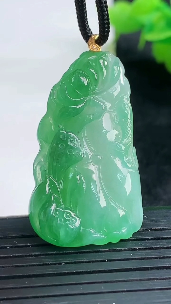 天然A货翡翠和和美美 荷叶鱼吊坠尺寸38.8-21.7-6.1重量:9.04g
3月26日