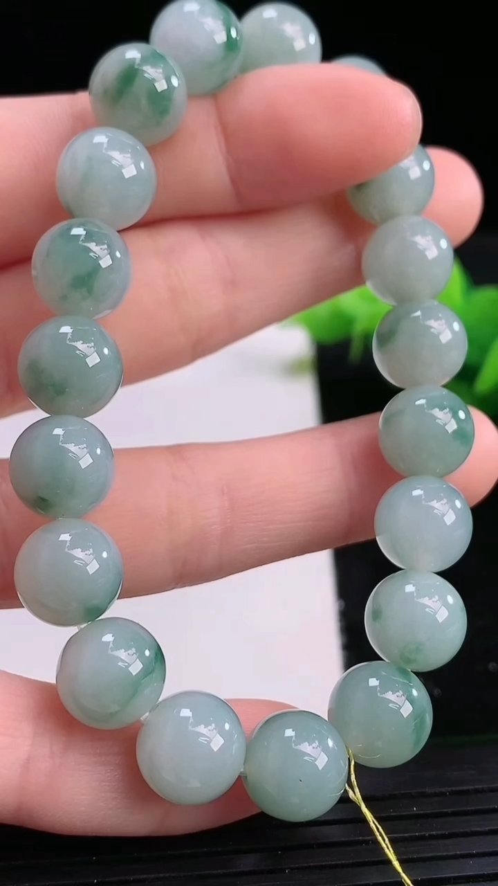 天然A货翡翠飘花圆珠手串尺寸9.8-19颗重量:36.22g3月26日
工厂直销收藏佳品,种好水足，
