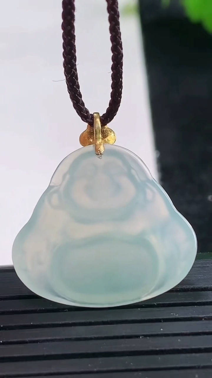 天然A货翡翠佛公吊坠尺寸21.8-24.8-3.6重量:3.69g
3月26日