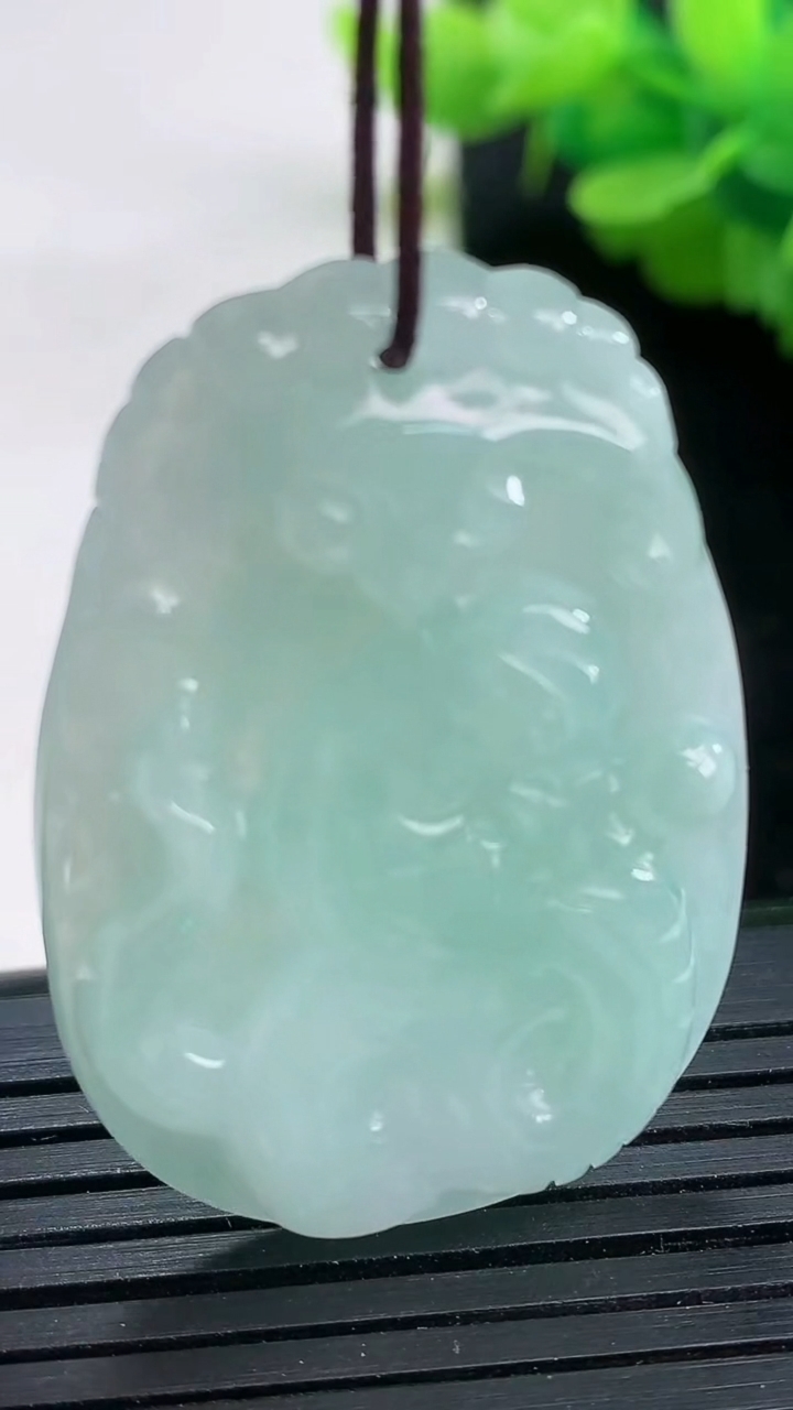 天然A货翡翠生肖蛇吊坠尺寸40-27-5.3重量:10.61g
3月26日