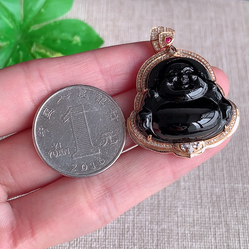 天然A货翡翠18K金伴钻镶嵌墨翠佛公吊坠 打灯全透 
尺寸38.5-30.2-11裸石22.5-26mm 重量12.55g 0324