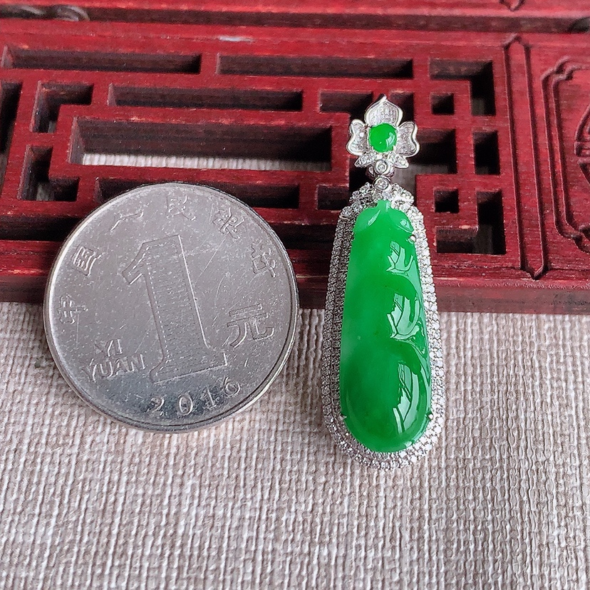 天然A货翡翠18K金伴钻镶嵌阳绿四季豆福豆平安豆吊坠 
尺寸36-11.4-9裸石23-8.3mm 重量4.70g 0324