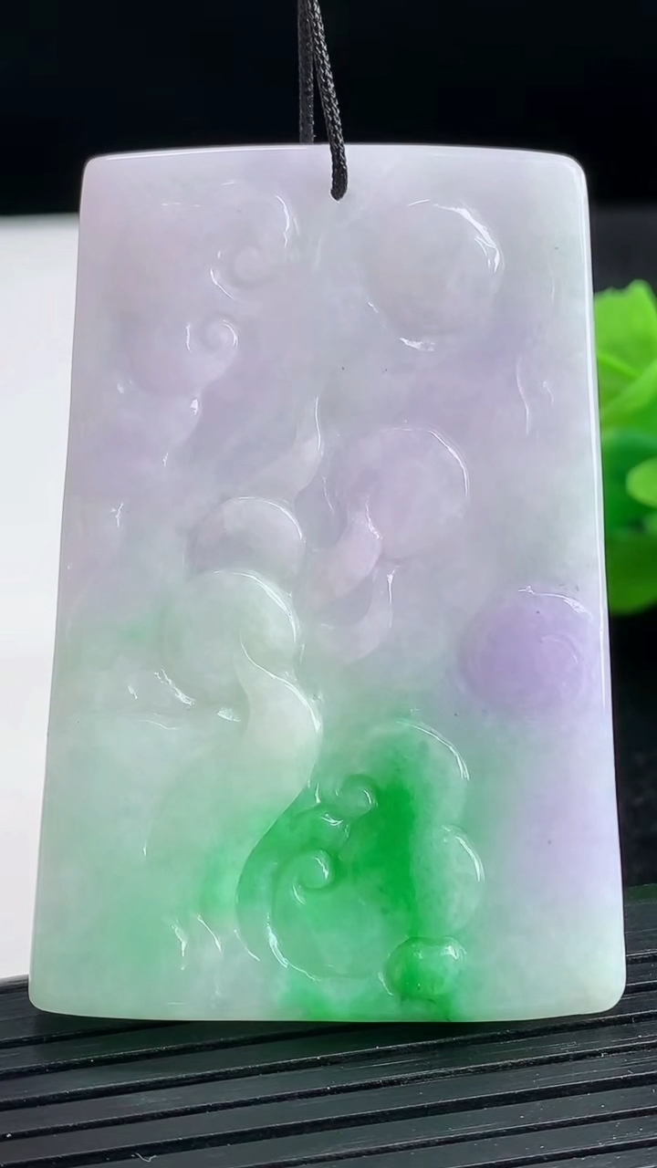 天然A货翡翠龙牌吊坠尺寸58-38.7-6.4重量:31.61g
3月26日