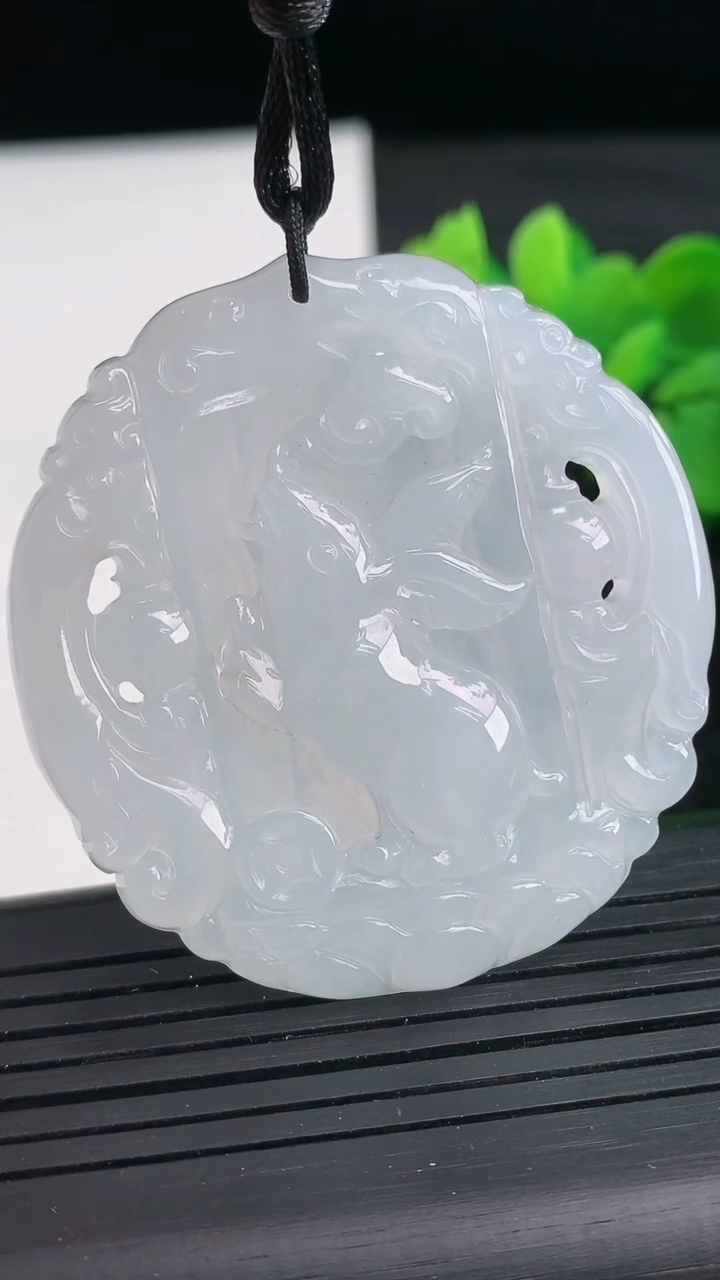 天然A货翡翠生肖兔吊坠尺寸49.5-46.4-5.1重量:22.07g
3月26日