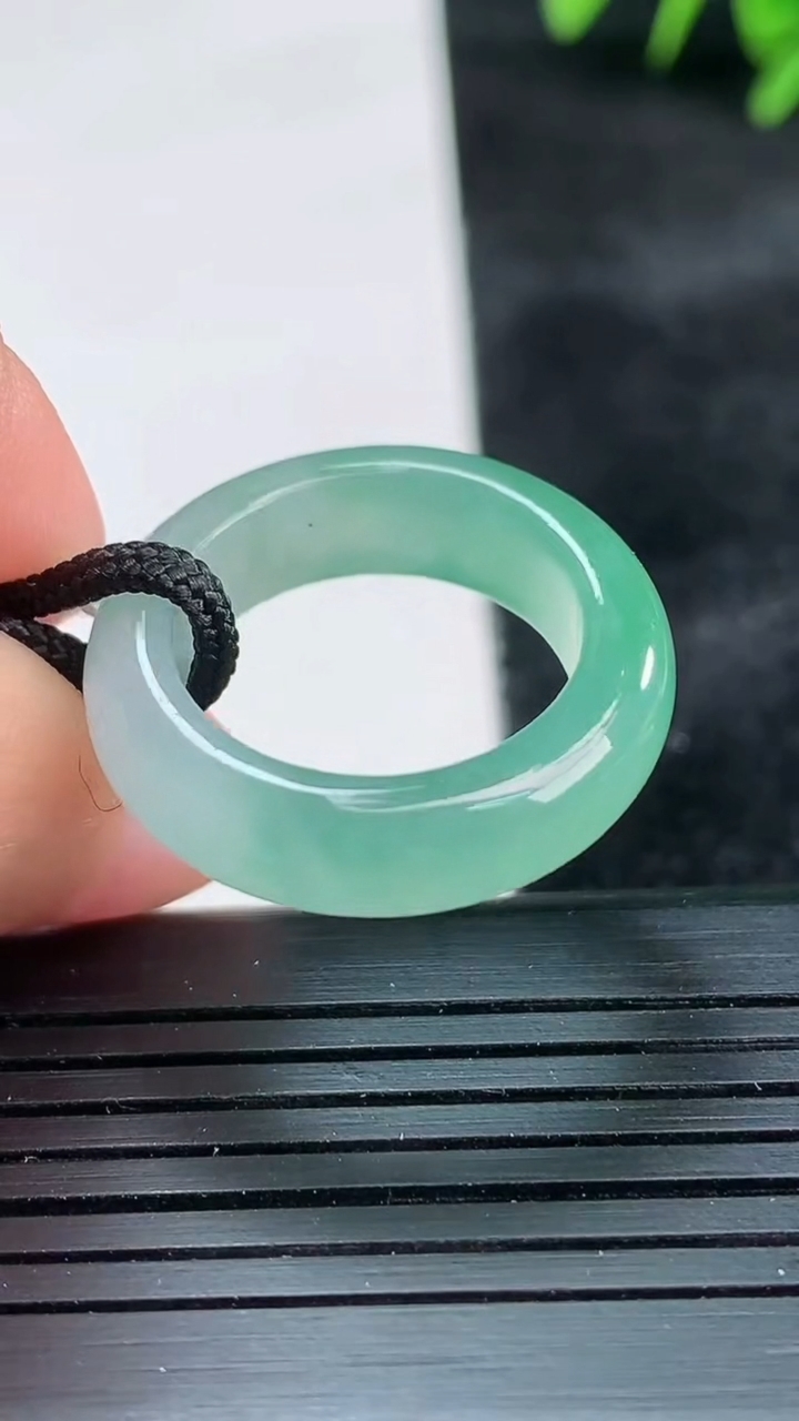 天然A货翡翠指环戒指尺寸17.4-6.2-3.9重量:4.84g2026年3月26日
工厂直销收藏佳品,种好水足，色泽均匀，有种有色，上手高大气！