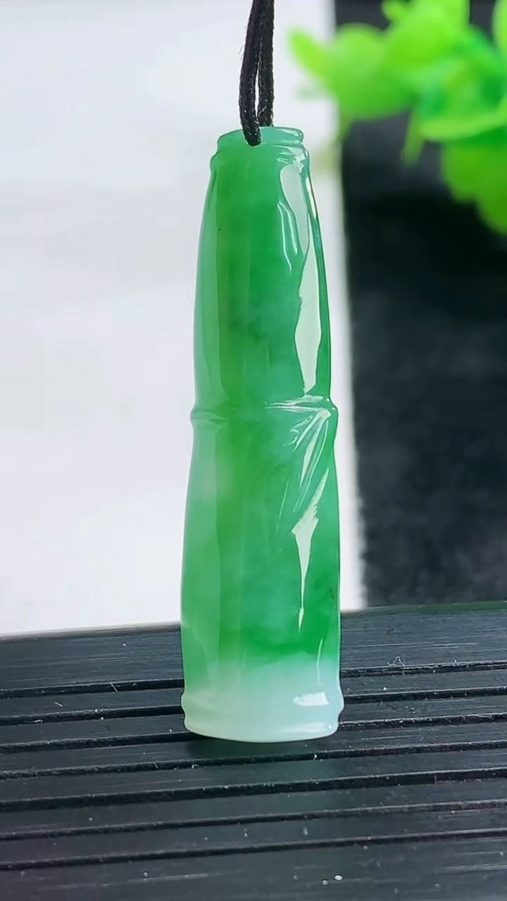 天然A货翡翠节节高升 竹节吊坠尺寸39.5-10.1-5.8重量:4.91g
3月26日