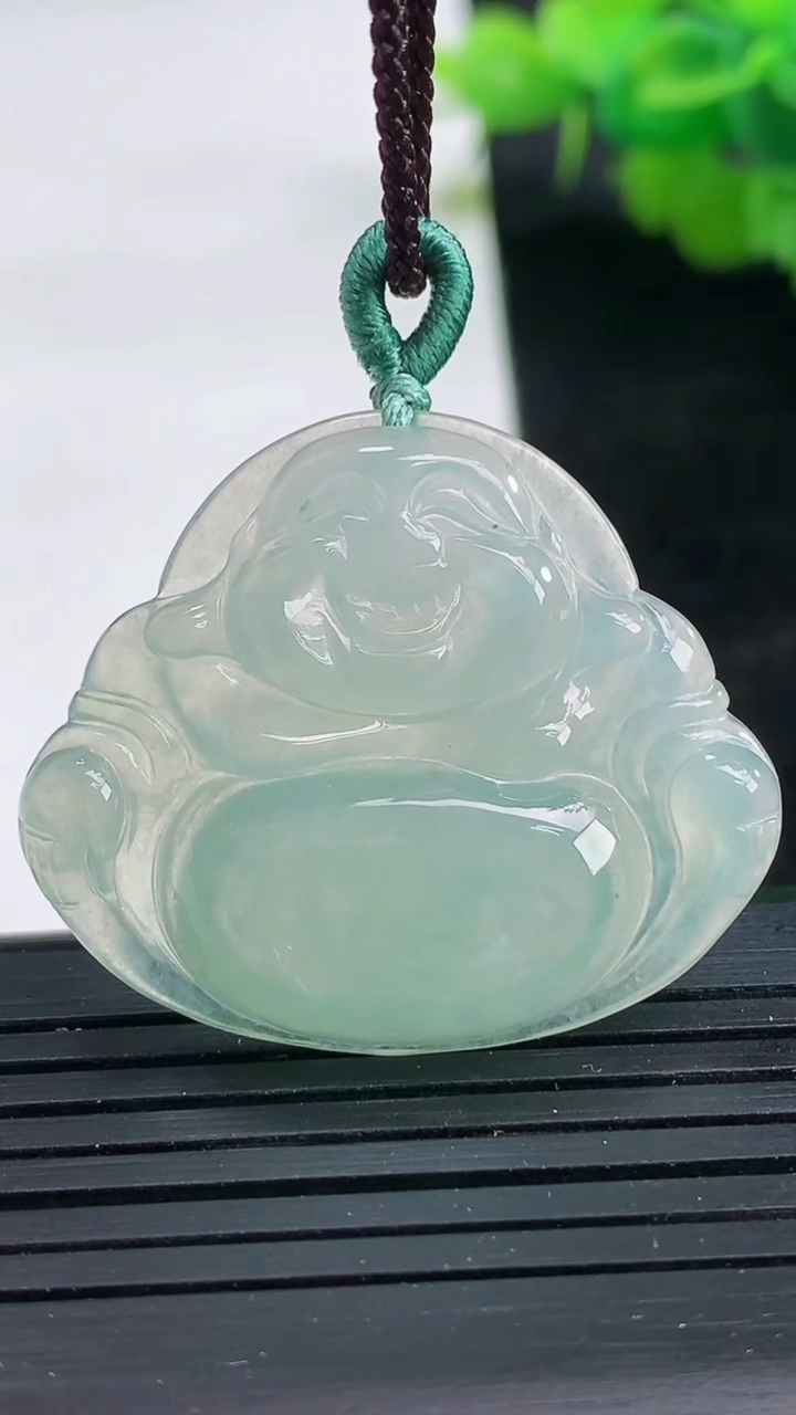 天然A货翡翠佛公吊坠尺寸29.7-35.4-5.3重量:8.40g
3月26日