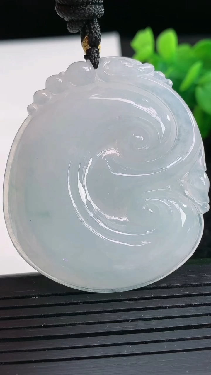 天然A货翡翠飘花如意吊坠尺寸51.8-45.3-6.1重量:29.32g
3月26日