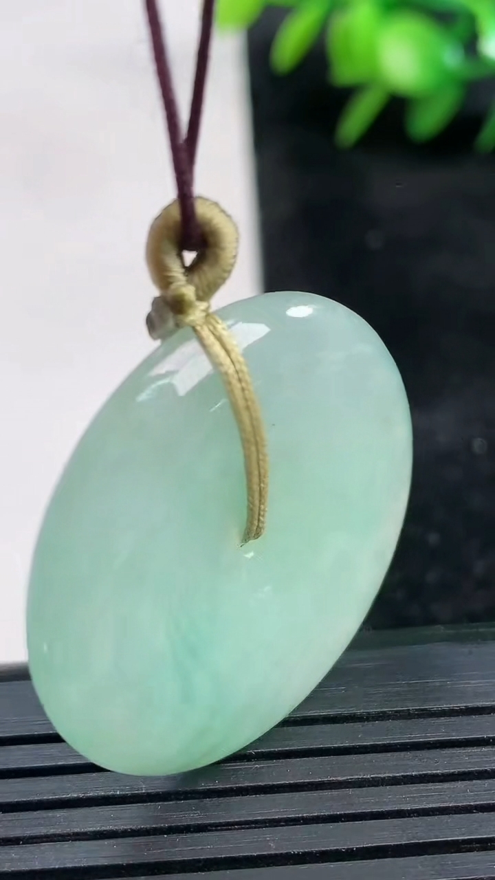 天然A货翡翠平安扣吊坠尺寸32.5-5.5重量:12.49g
3月26日