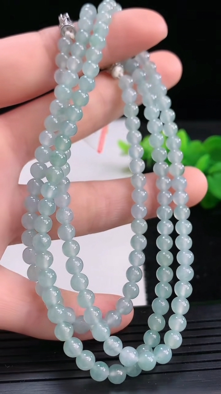 天然A货翡翠飘花圆珠项链尺寸4.3-143颗重量:24.21g3月26日
工厂直销收藏佳品,种好水足，色泽均匀，有种有色，上手高大气！