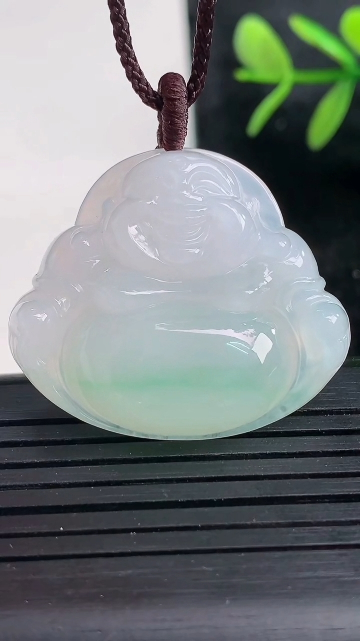 天然A货翡翠佛公吊坠尺寸28.7-33.4-7.3重量:11.09g
3月26日