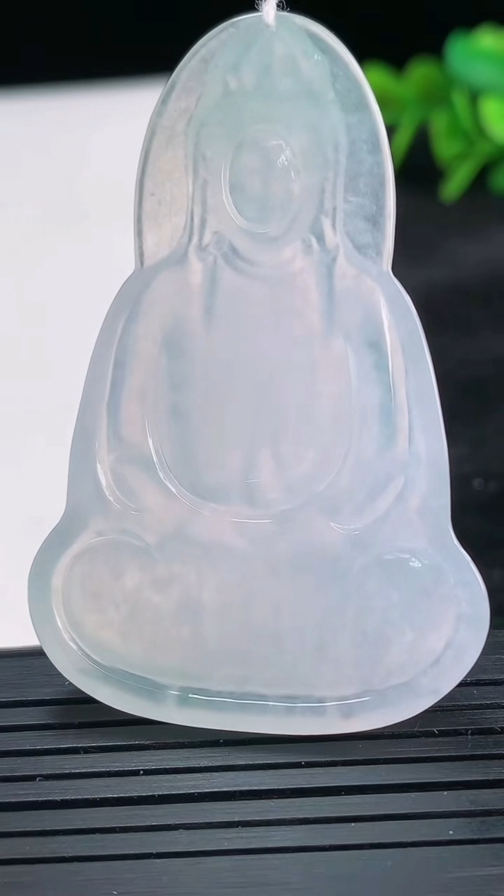 天然A货翡翠素衣观音菩萨吊坠尺寸55.1-35.9-5.9重量:19.80g
3月26日