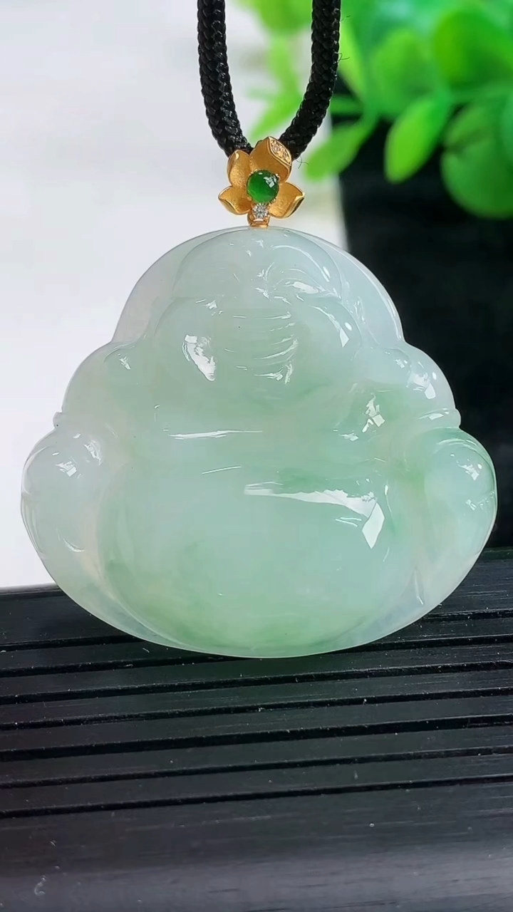 天然A货翡翠佛公吊坠尺寸33.5-36.7-7.3重量:13.41g
3月26日