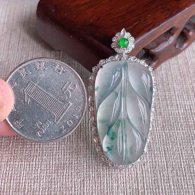 天然A货翡翠18K金伴钻镶嵌飘花叶子金枝玉叶吊坠 
尺寸42-20.7-9.5裸石30.4-16.8mm 重量6.94g 0324