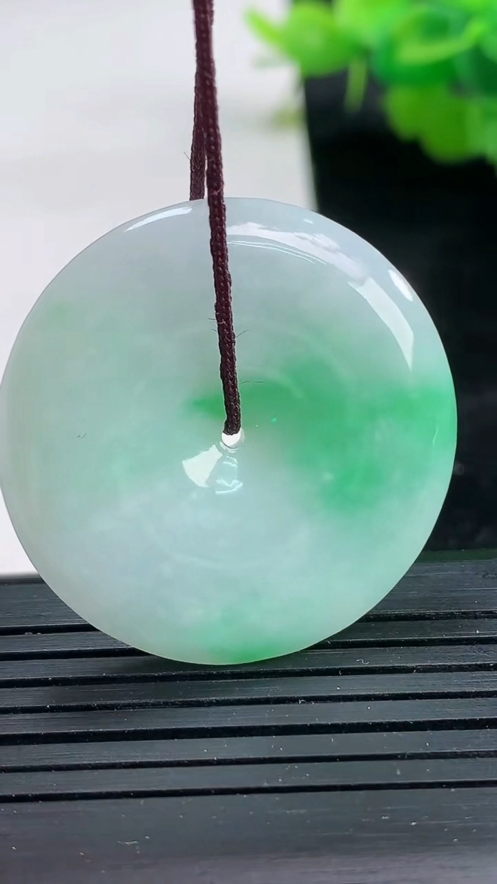 天然A货翡翠平安扣吊坠尺寸33.5-5.1重量:13.01g
3月26日