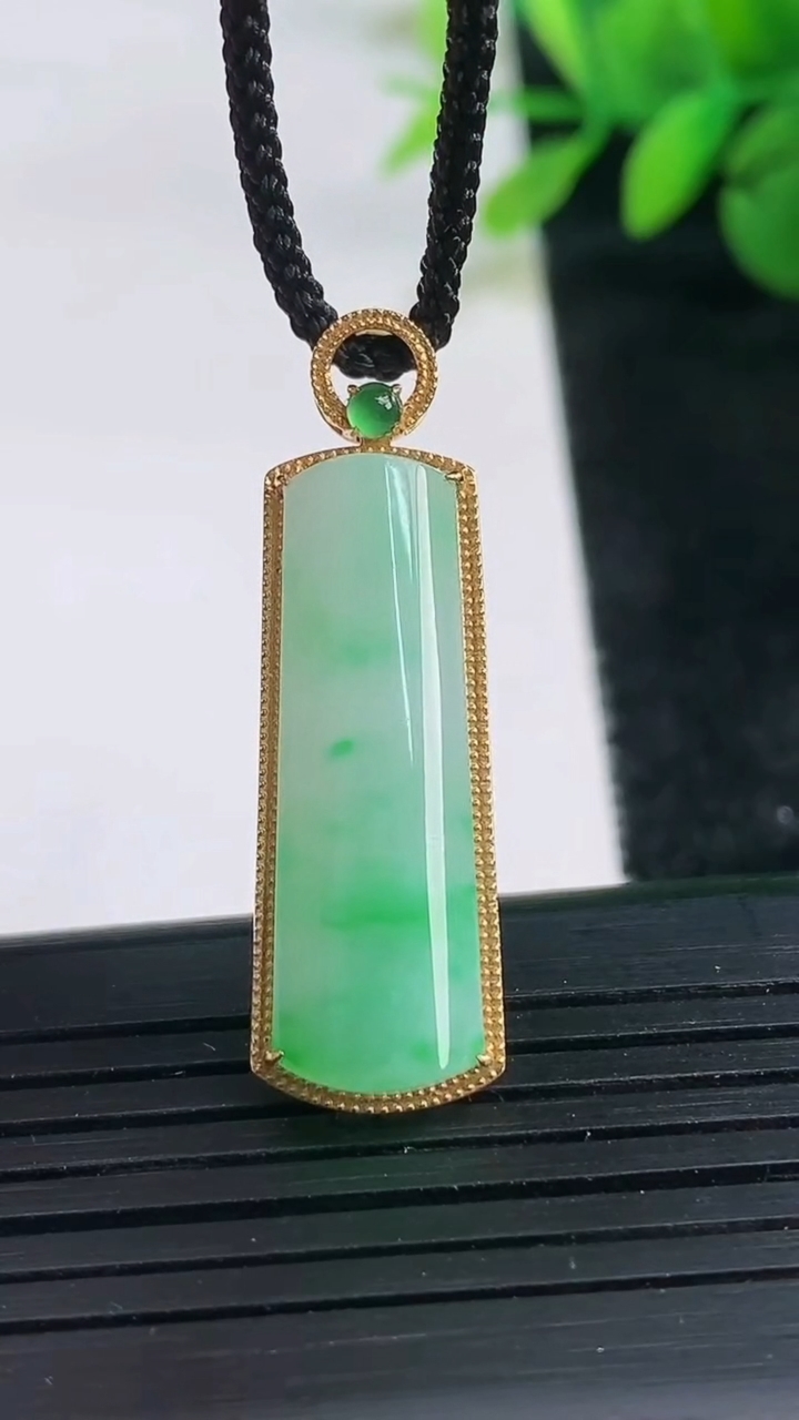 天然A货翡翠无事牌吊坠尺寸35.5-10.9-5重量:3.44g
3月26日