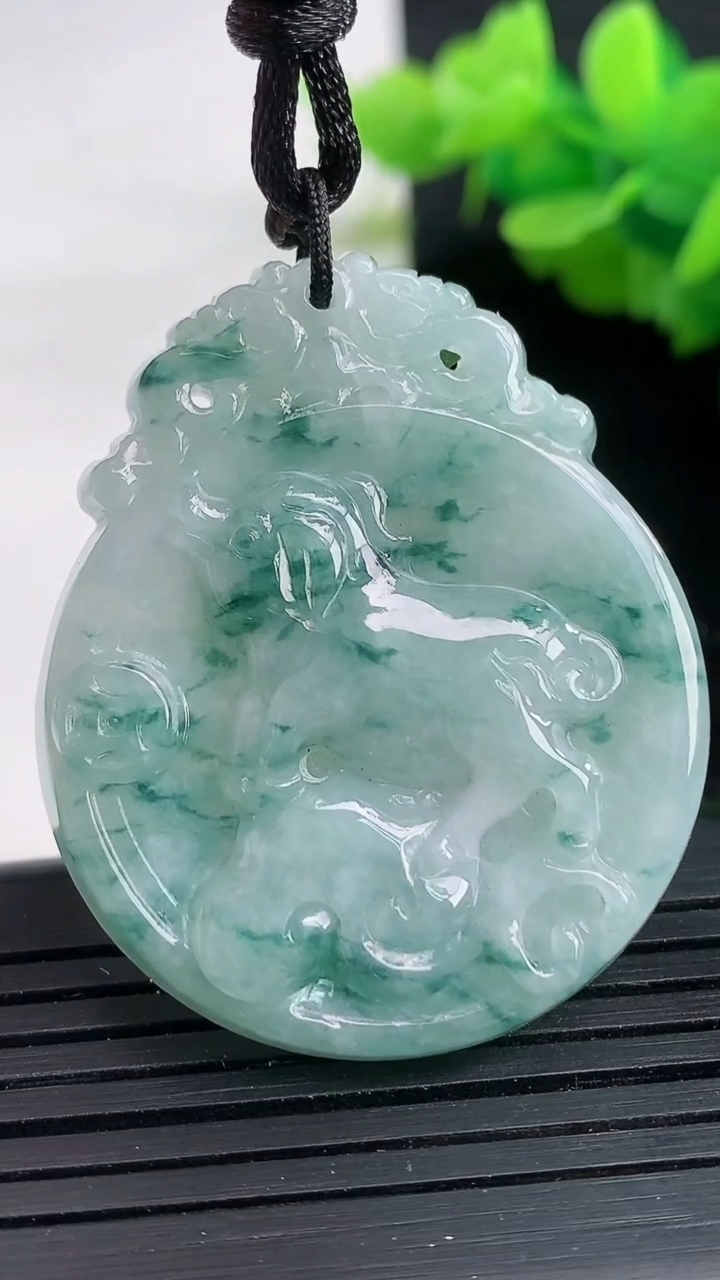 天然A货翡翠飘花生肖猪吊坠尺寸40.6-34.3-5.3重量:15.50g
3月26日