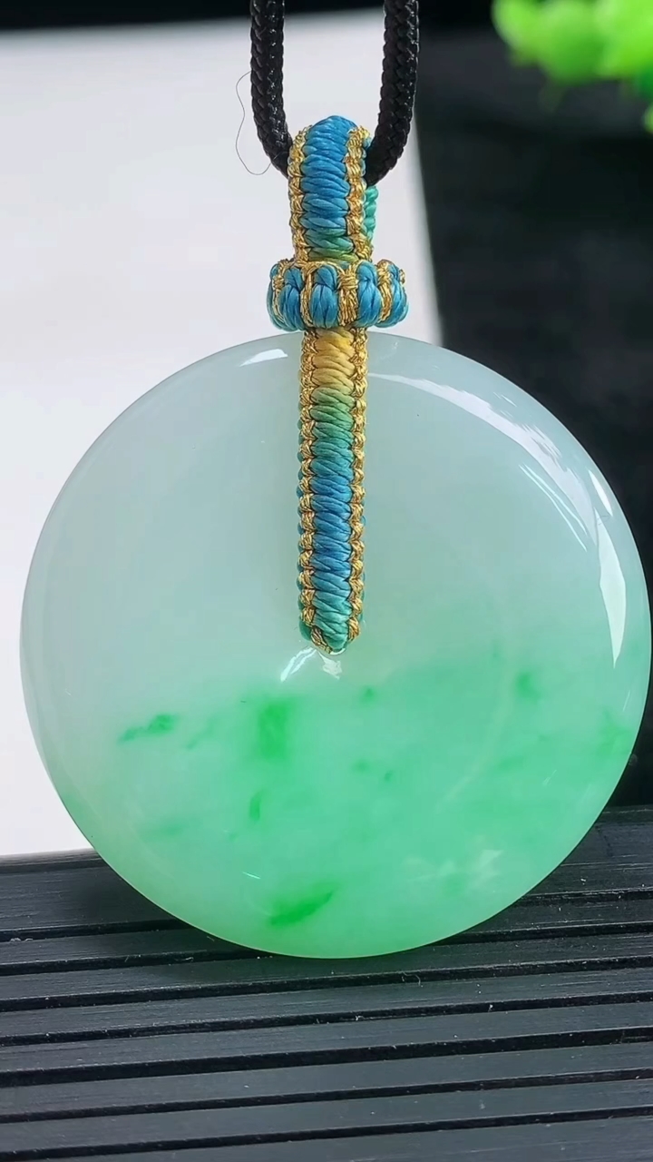 天然A货翡翠平安扣吊坠尺寸38.1-6.4重量:20.00g
3月26日