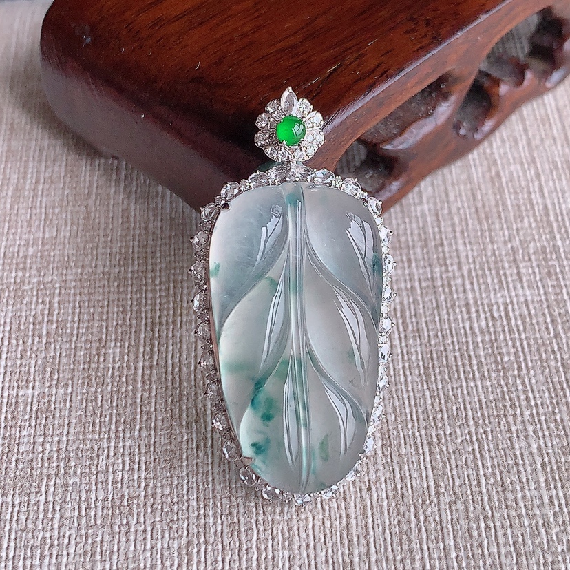 天然A货翡翠18K金伴钻镶嵌飘花叶子金枝玉叶吊坠 
尺寸42-20.7-9.5裸石30.4-16.8mm 重量6.94g 0324