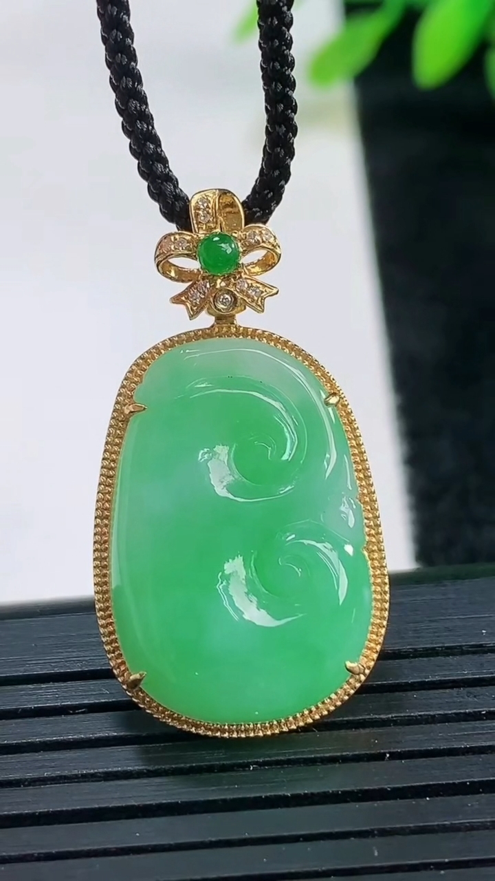 天然A货翡翠如意吊坠尺寸32.1-17.1-4.6裸石22.4-15.1重量:4.39g
3月26日