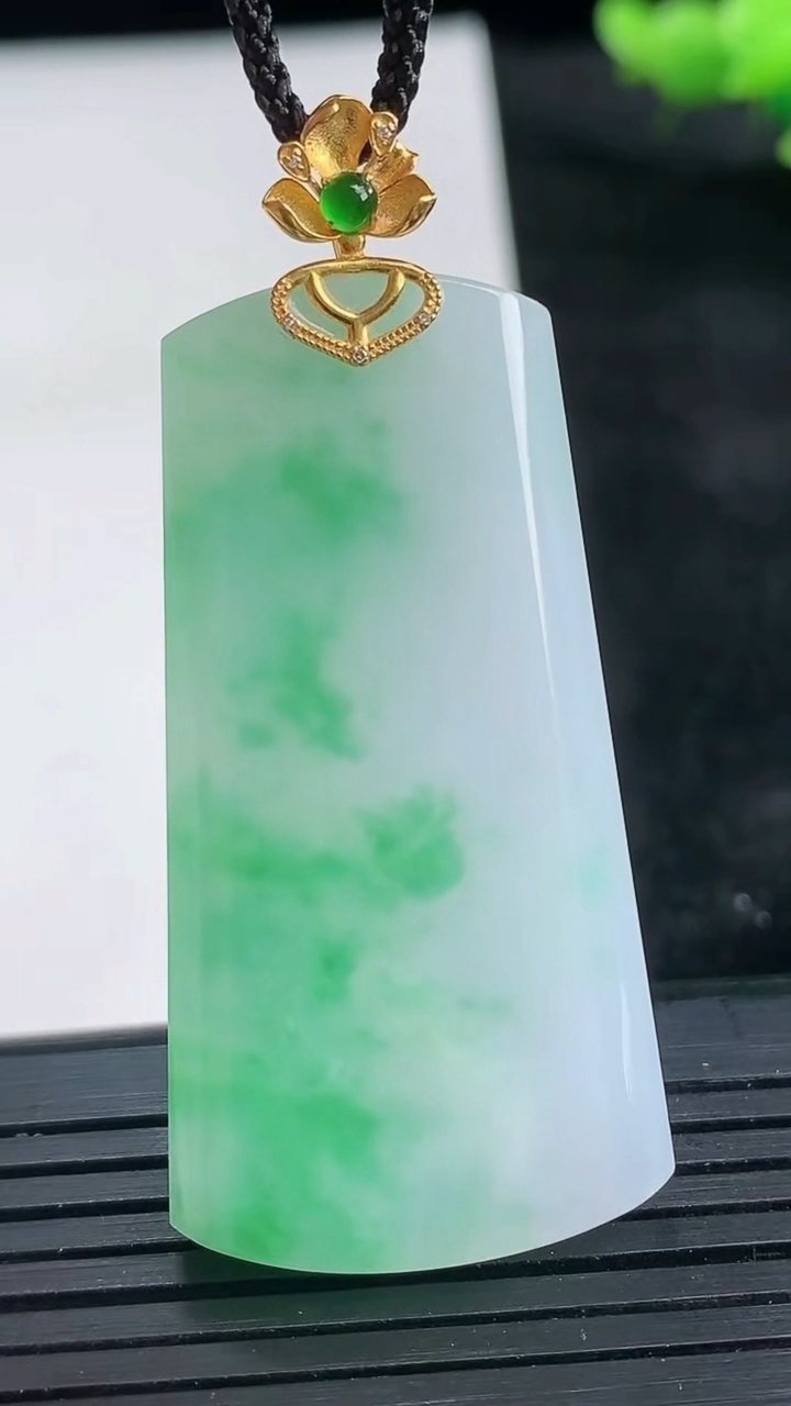 天然A货翡翠无事牌吊坠尺寸45.1-23.7-5.2重量:15.93g
3月26日